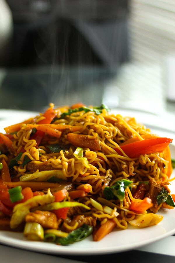 Egy tál Chow Mein tészta csirkével (pirított kínai tészta)