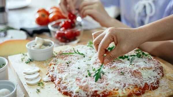 Pizza feltétek és fűszerek szabadon pakolhatók