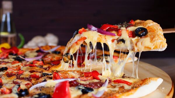 Többféle sajt is remekül megy a pizzához!