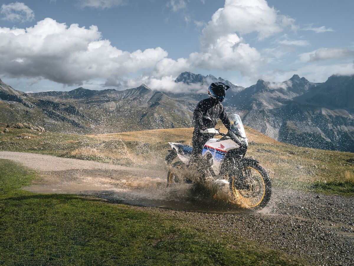 Honda Transalp vs. Suzuki V-Strom 800 DE: Melyik a jobb?